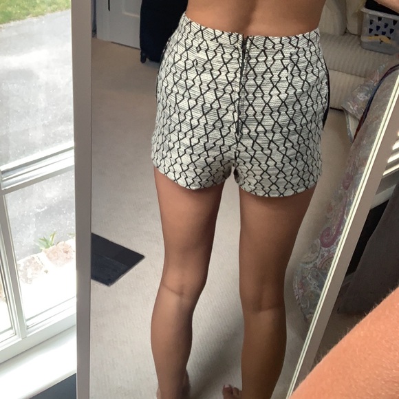 Patterned black and white knit shorts - Picture 2 of 2
